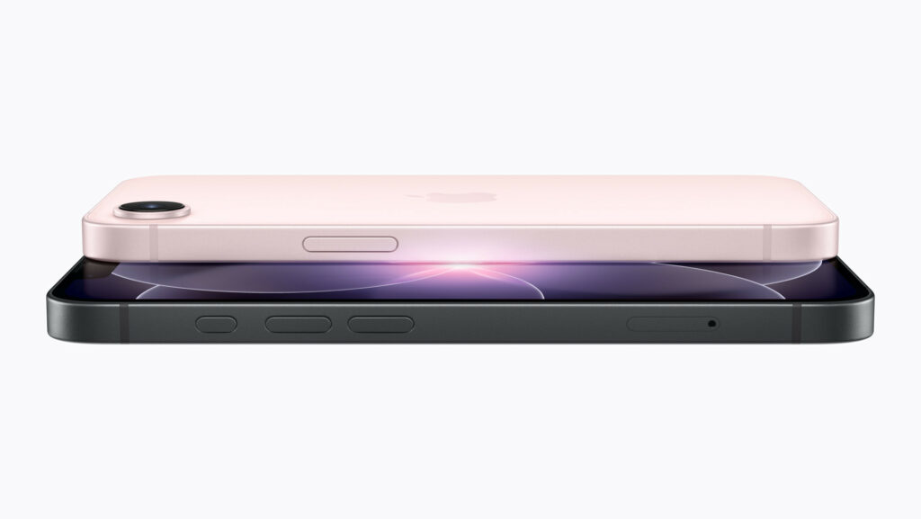 Perfil del Apple iPhone 17e mostrando su diseño ultrafino, botones laterales y cámara trasera en acabado rosa y negro.