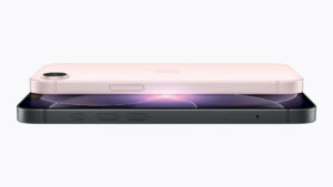 Perfil del Apple iPhone 17e mostrando su diseño ultrafino, botones laterales y cámara trasera en acabado rosa y negro.